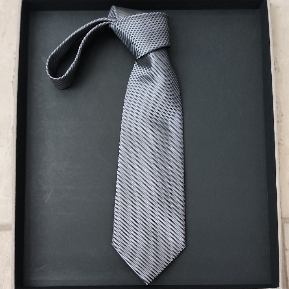 Elegant Gray Textured Silk Tie